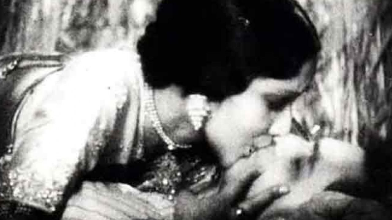Devika Rani: Do you know the Telugu heroine who acted in the longest lip kiss scene on the silver screen?